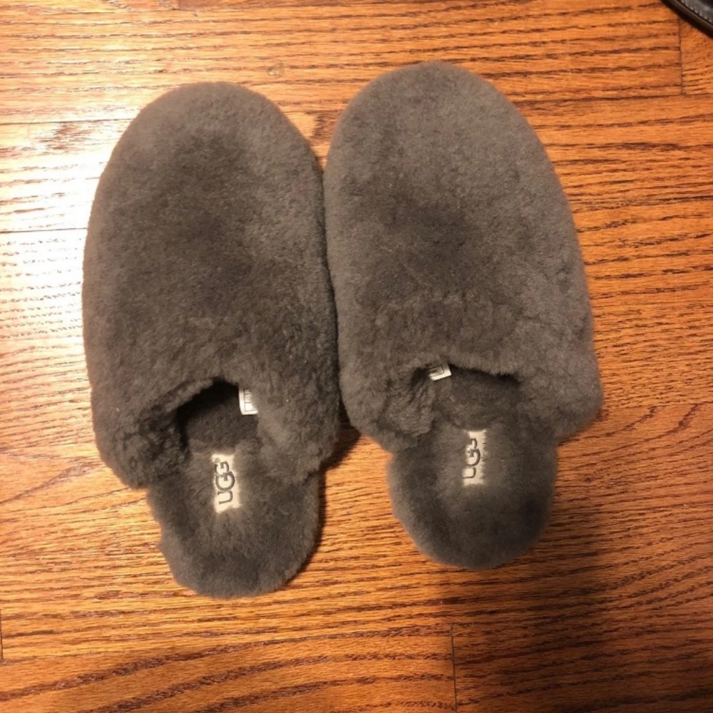 Brand new Ugg slippers sz6 Grey